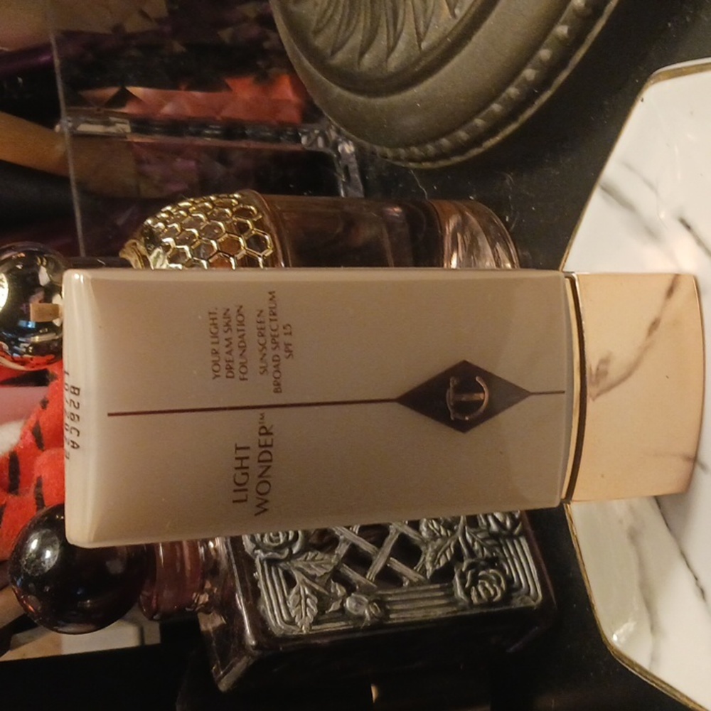 Charlotte Tilbury Light Wonder Foundation  in Shade 6